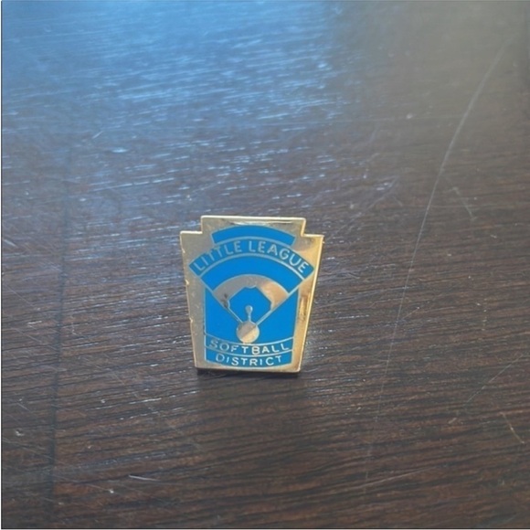 Vintage Little League Softball Pin. - Picture 4 of 4